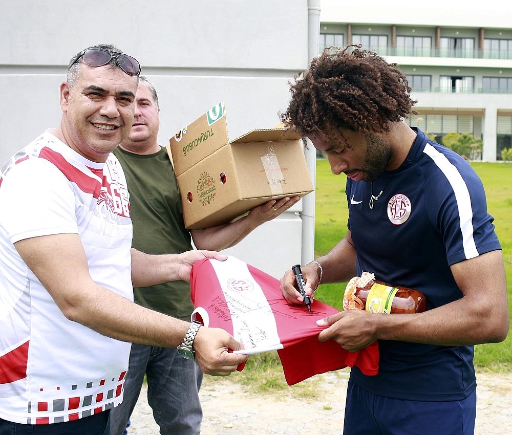Finikeli taraftarlardan Antalyasporlu futbolculara portakal takviyesi