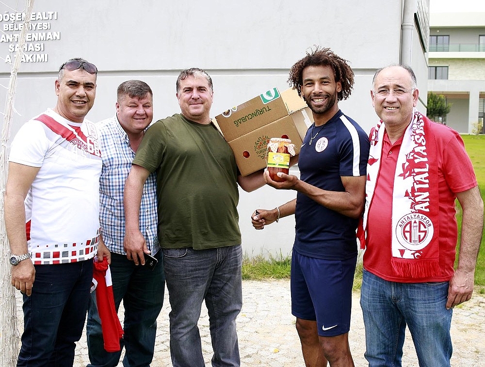 Finikeli taraftarlardan Antalyasporlu futbolculara portakal takviyesi