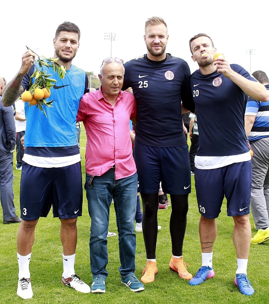 Finikeli taraftarlardan Antalyasporlu futbolculara portakal takviyesi