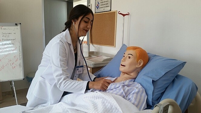 Hemşire adaylarının ilk hastane deneyimi