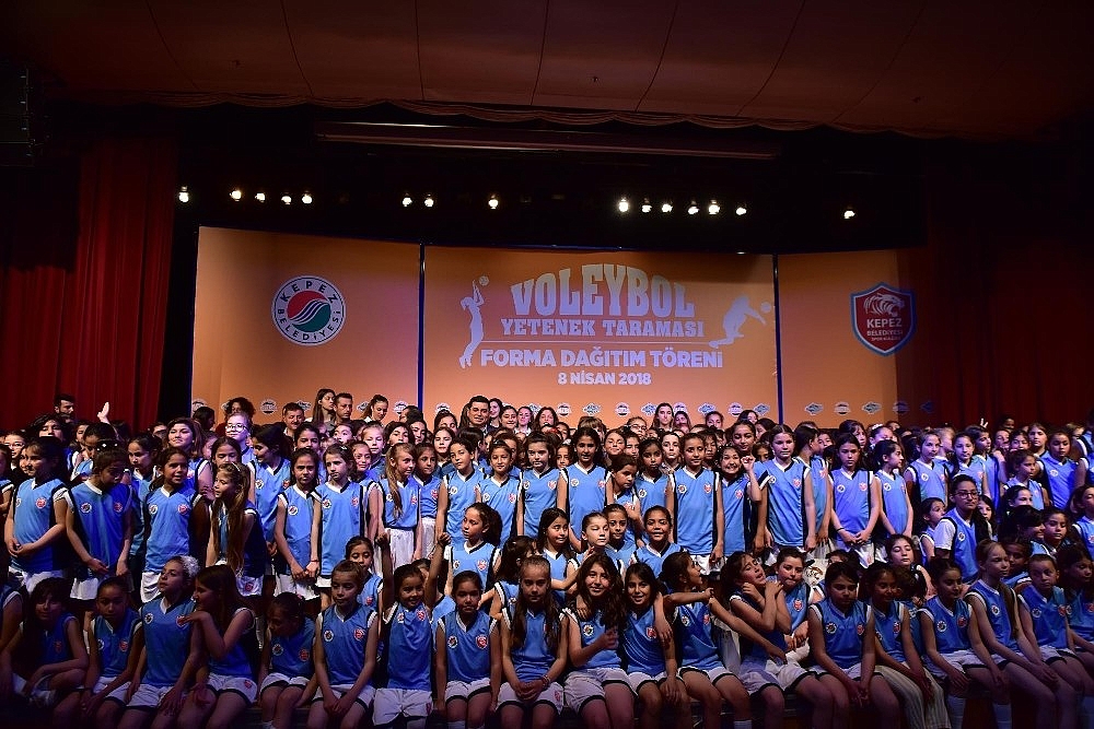 Kepez'in minik sultanlarına forma