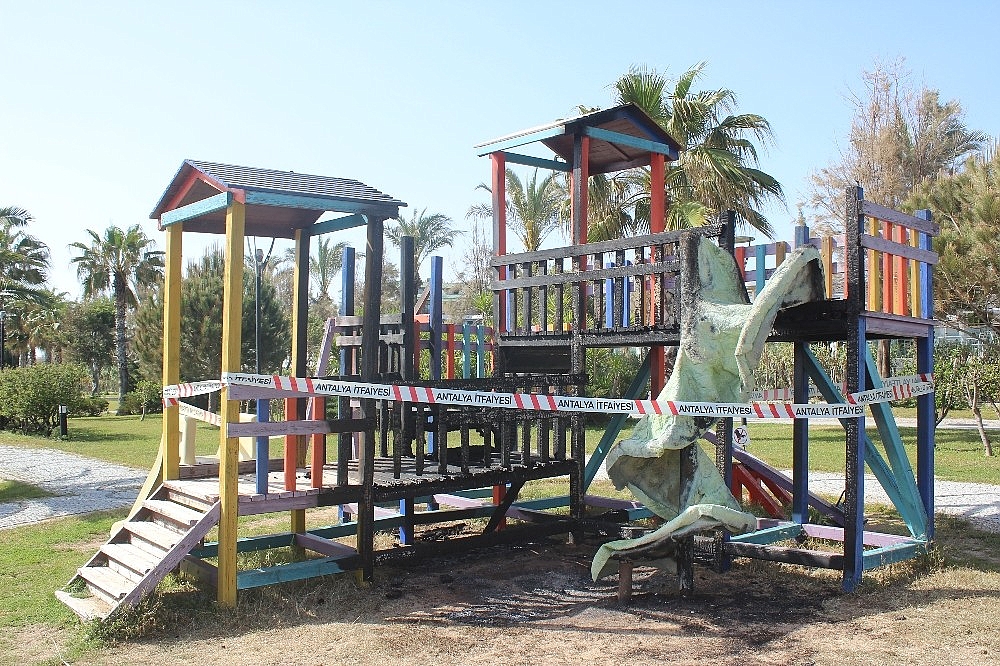 Manavgat'ta oyun parkı yandı!