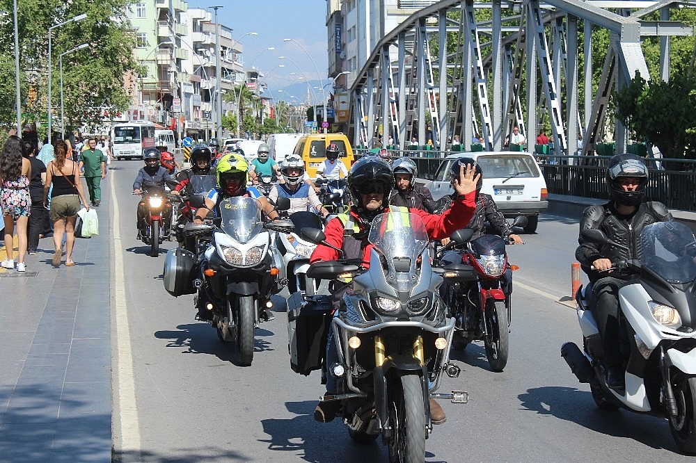 Motosikletçilerden 'kask' konvoyu