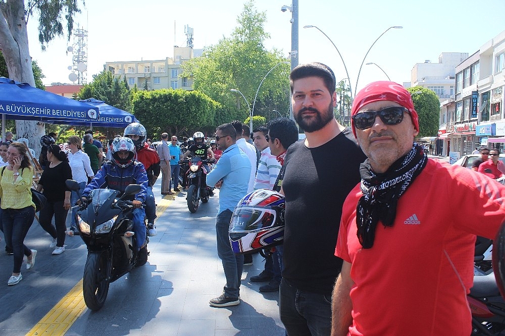 Motosikletçilerden 'kask' konvoyu