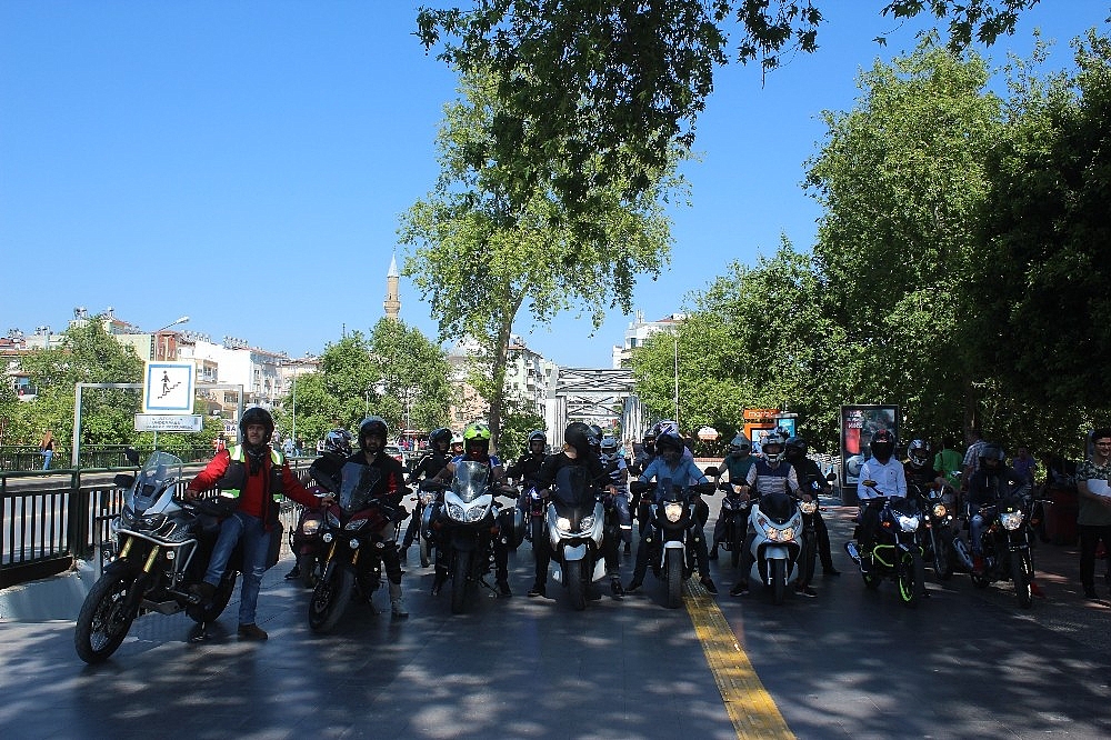 Motosikletçilerden 'kask' konvoyu