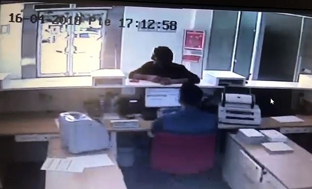 Oğlunun boncuk atan oyuncak tabancasıyla banka soymaya kalktı! (Videolu)