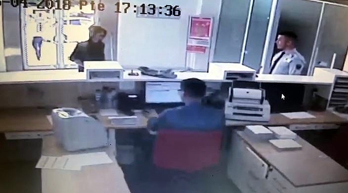 Oğlunun boncuk atan oyuncak tabancasıyla banka soymaya kalktı! (Videolu)