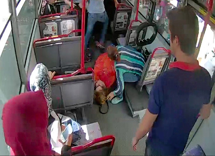 Otobüste kalp krizi geçiren kadın hastaneye yetiştirildi!