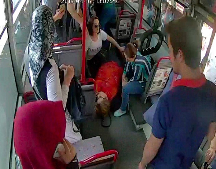 Otobüste kalp krizi geçiren kadın hastaneye yetiştirildi!