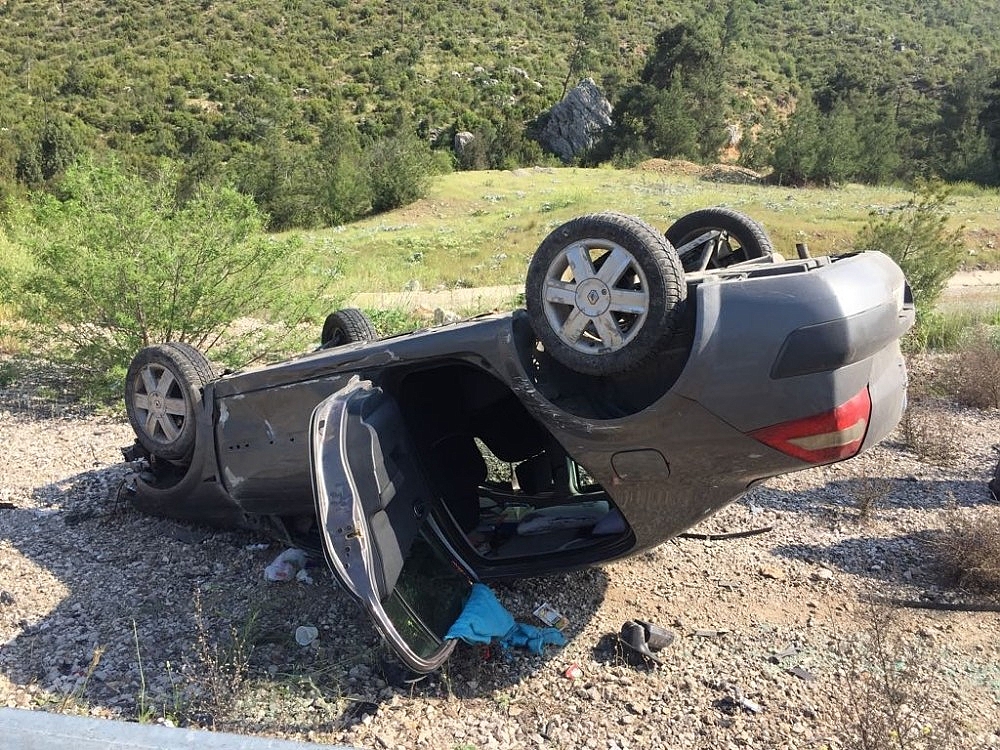 Otomobil yoldan çıkıp takla attı: 3 yaralı!