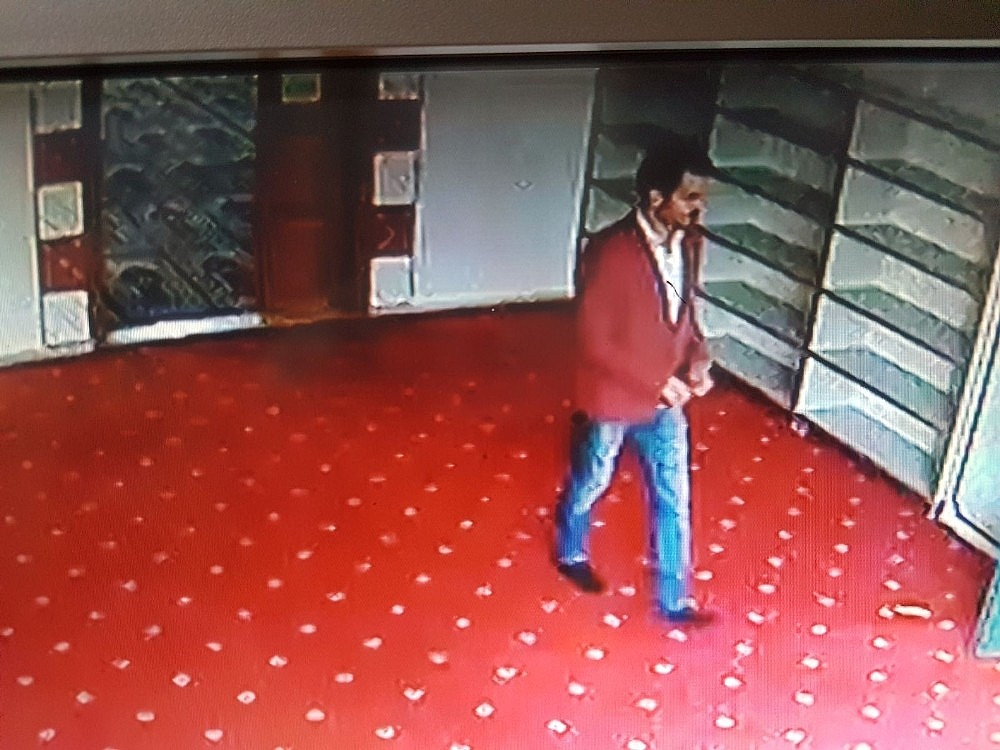 Şık giyimli cami hırsızı! (Videolu)