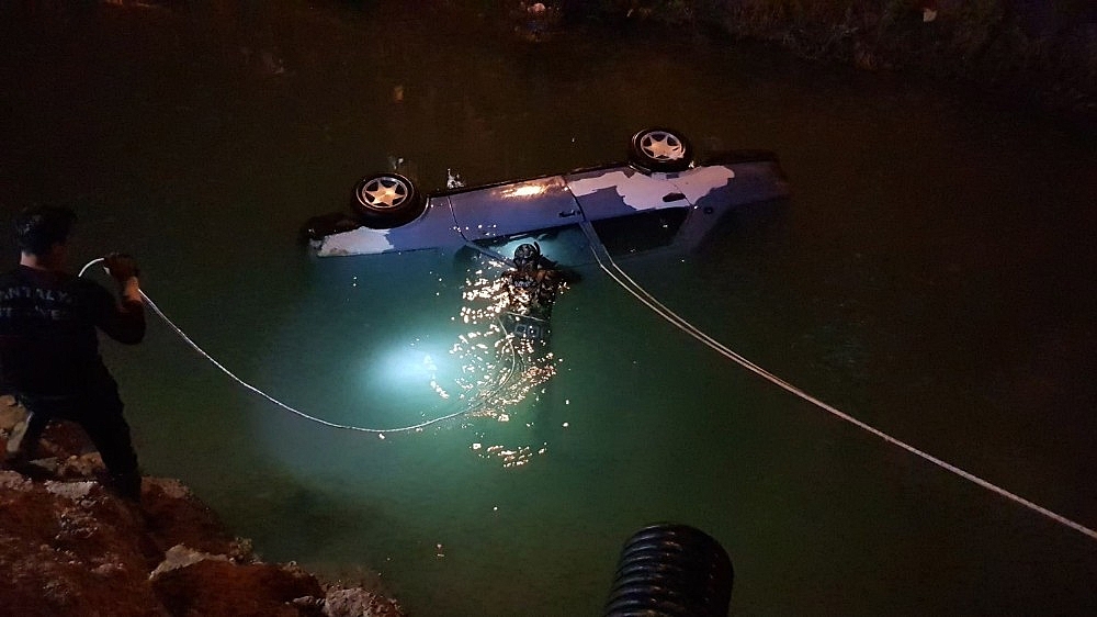 Sulama kanalına uçan araçta can pazarı!
