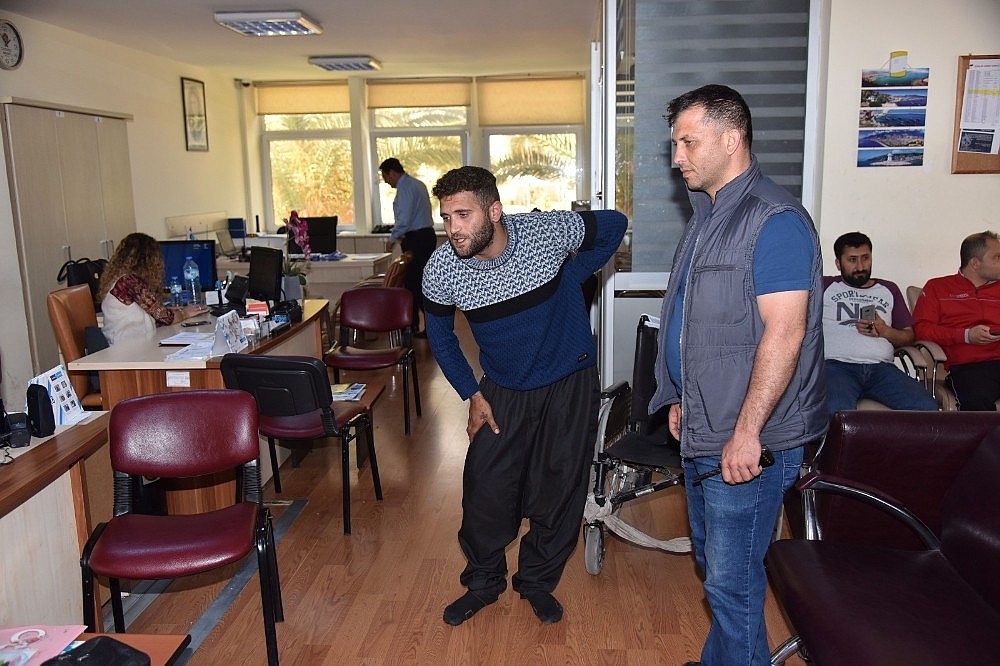 Tekerlekli sandalyeyle geldiği karakolda ayaklandı!