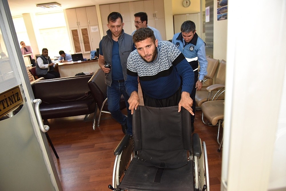 Tekerlekli sandalyeyle geldiği karakolda ayaklandı!