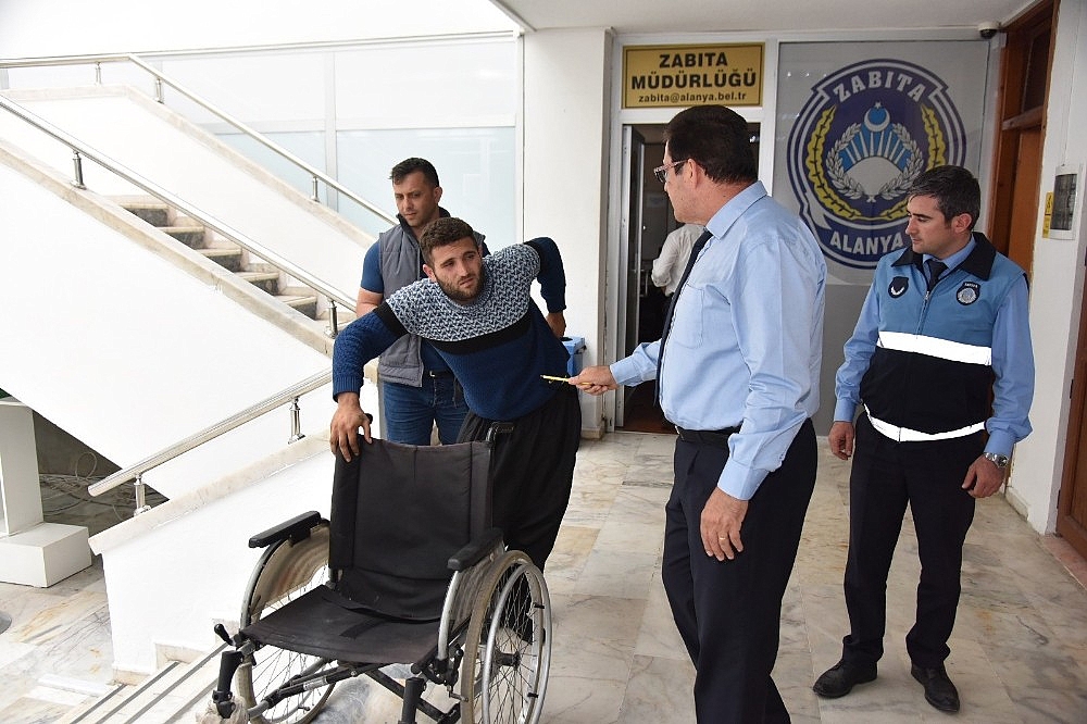 Tekerlekli sandalyeyle geldiği karakolda ayaklandı!