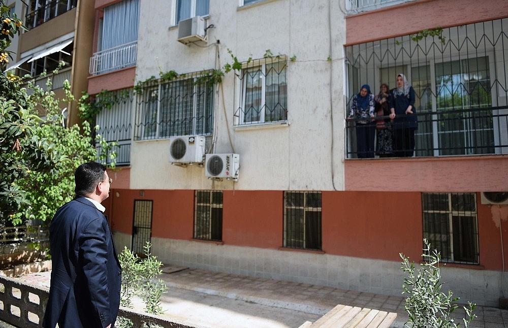 Tütüncü balkondan yapılan çay davetini kırmadı