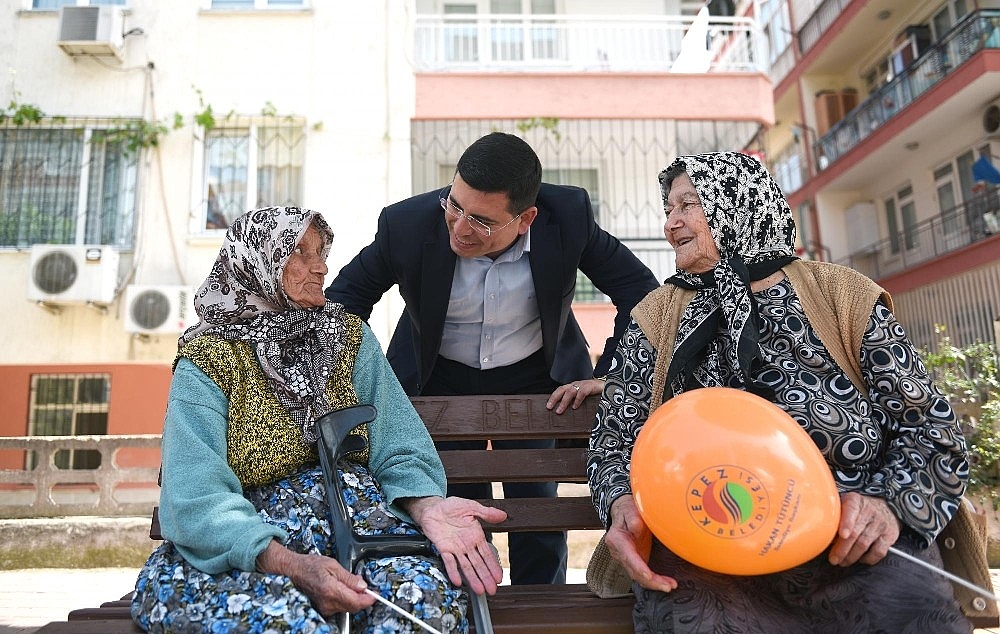 Tütüncü balkondan yapılan çay davetini kırmadı