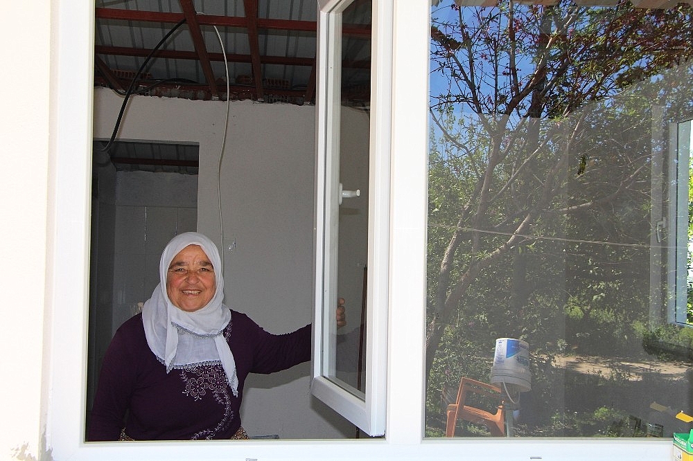 Yanan evinin ardından ağıtlar yakan Sabahat teyzenin yüzü güldü