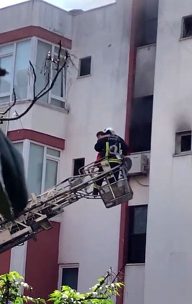 Yangında mahsur kalan 9 yaşındaki çocuğu itfaiye kurtardı! (Videolu)