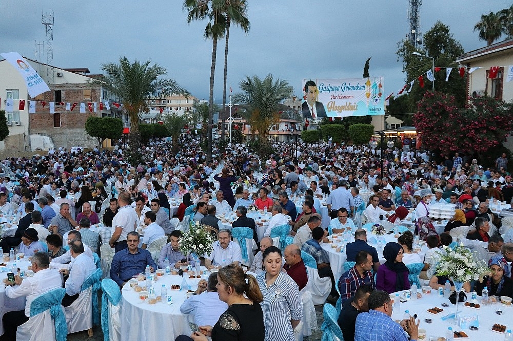 10 Bini aşkın kişi iftarda buluştu