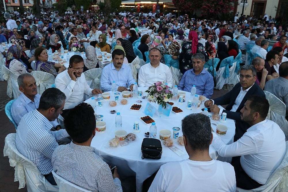 10 Bini aşkın kişi iftarda buluştu