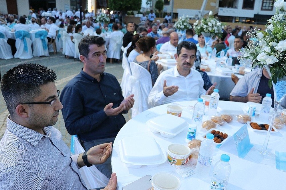 10 Bini aşkın kişi iftarda buluştu