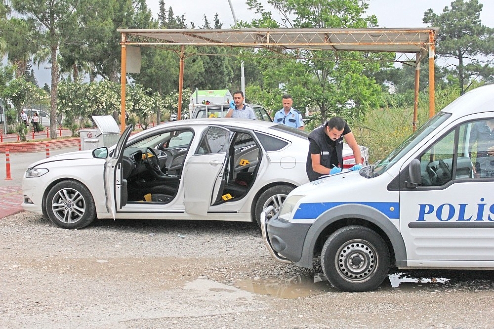 Adliye önünde bekleyen şüpheli araçtan 2 adet tabanca çıktı!