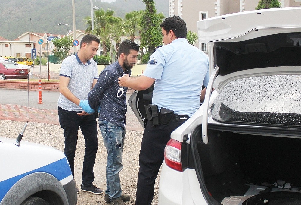 Adliye önünde bekleyen şüpheli araçtan 2 adet tabanca çıktı!