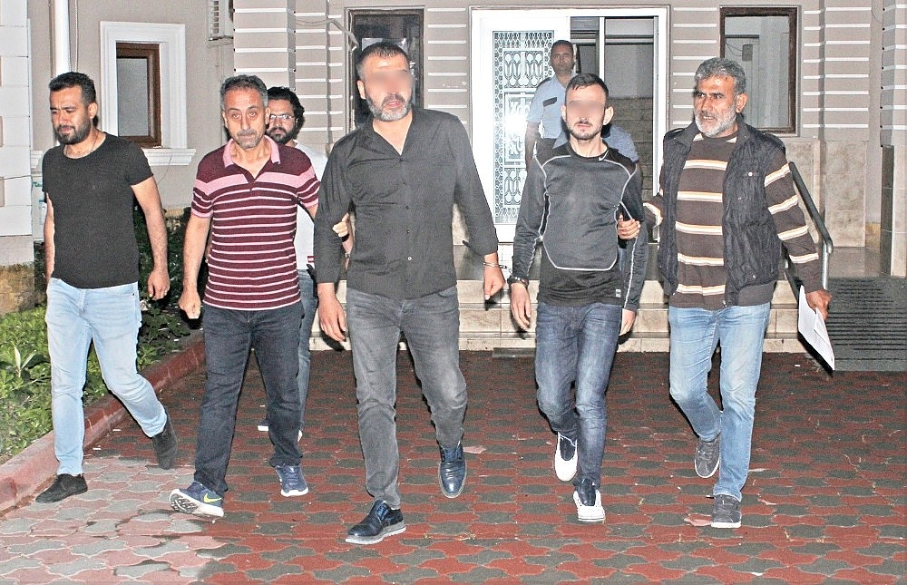 Adliye önünde bekleyen şüpheli araçtan 2 adet tabanca çıktı!
