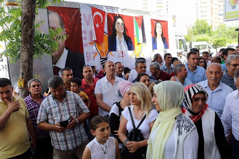AK Parti'den Kudüs'e yardım tırı