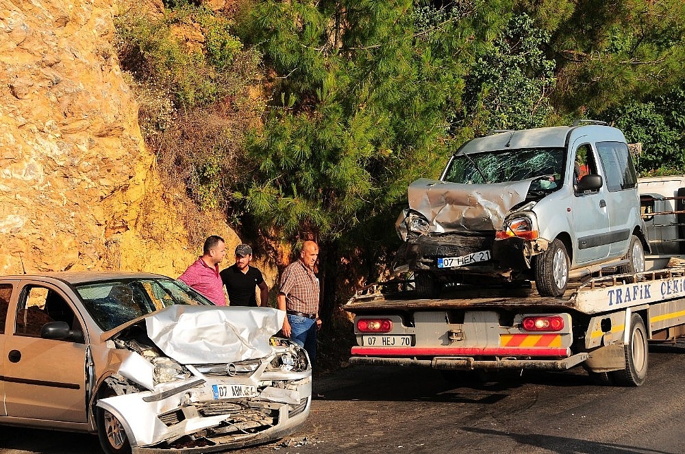 Alanya'da 2 otomobil kafa kafaya çarpıştı: 1'i ağır 5 yaralı!