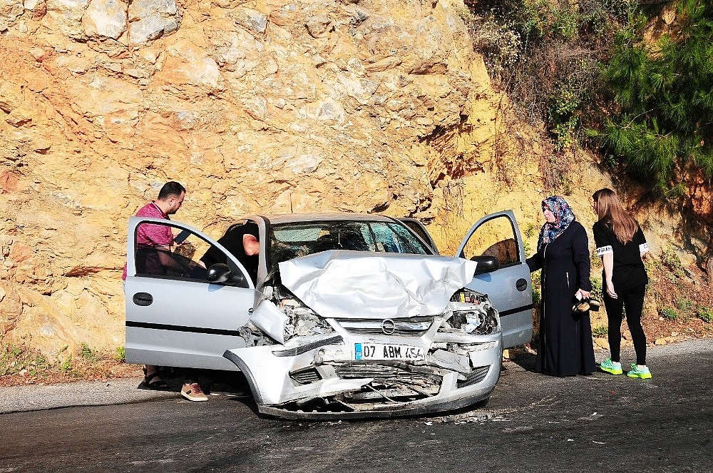Alanya'da 2 otomobil kafa kafaya çarpıştı: 1'i ağır 5 yaralı!