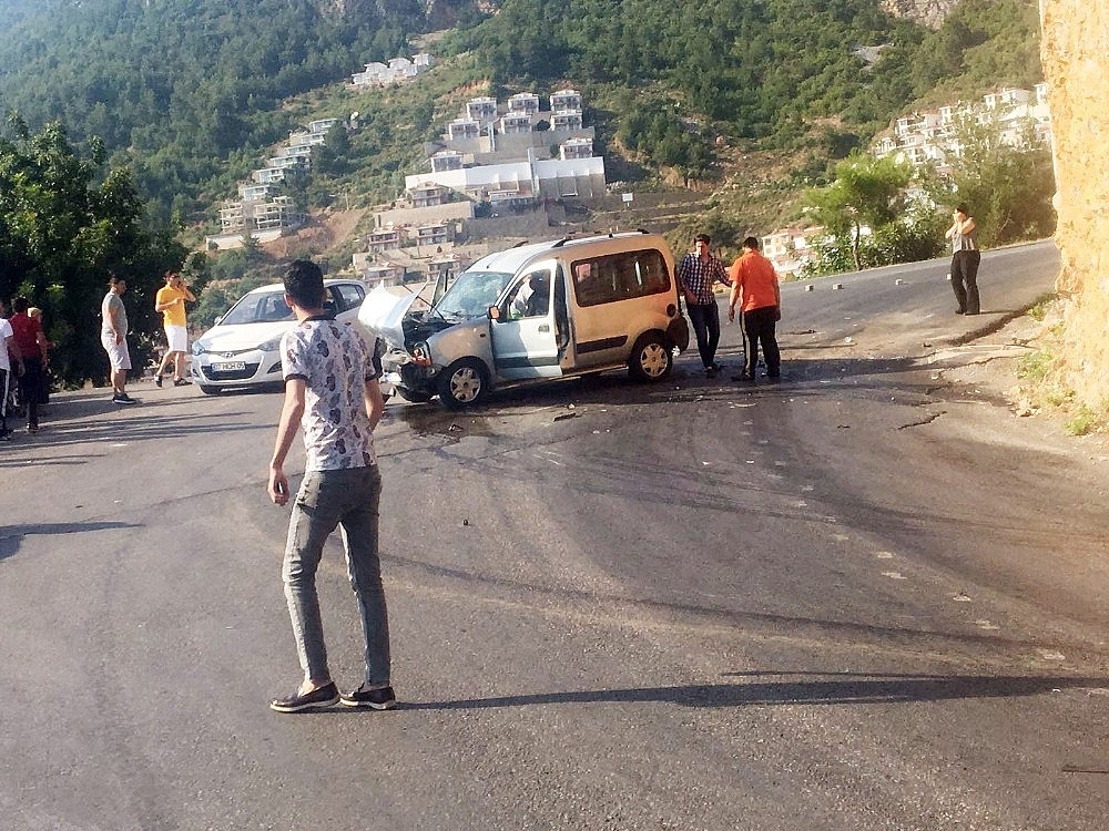 Alanya'da 2 otomobil kafa kafaya çarpıştı: 1'i ağır 5 yaralı!