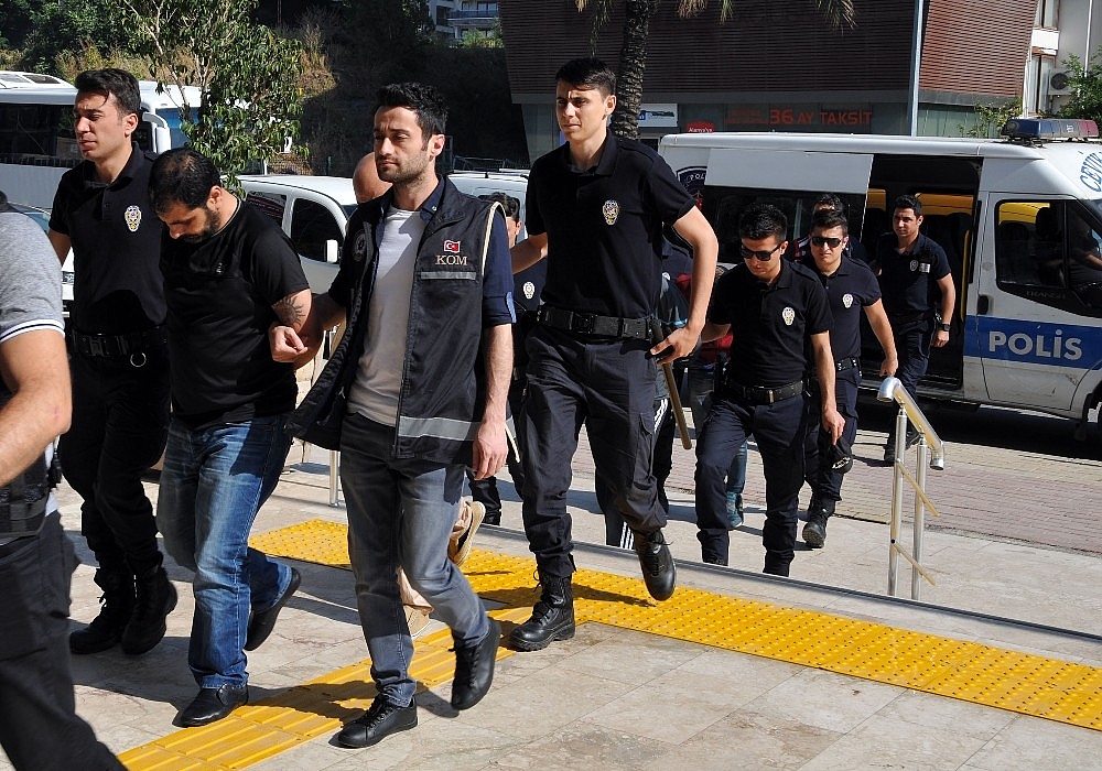 Alanya'da gözaltına alınan 8 torbacı tutuklandı!