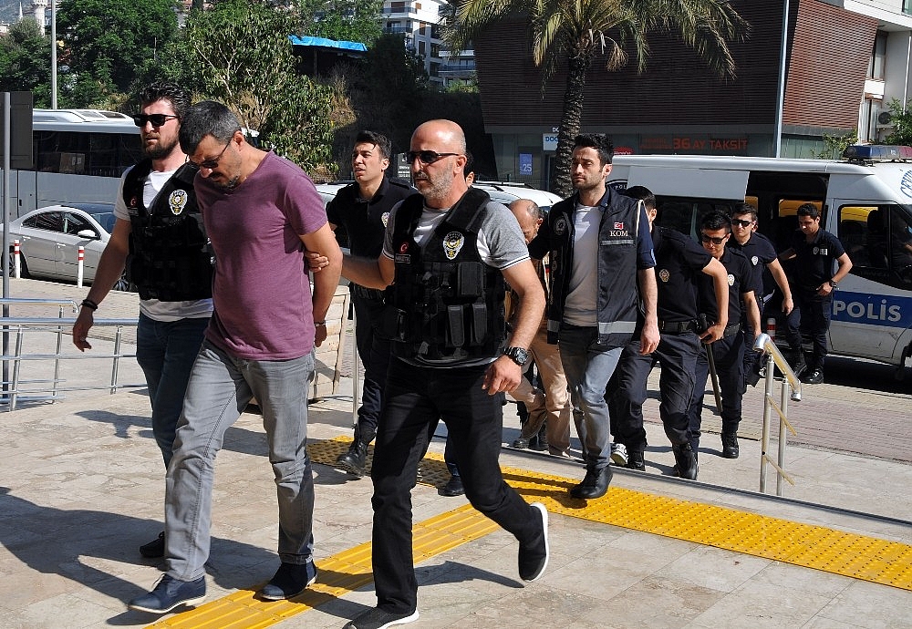 Alanya'da gözaltına alınan 8 torbacı tutuklandı!