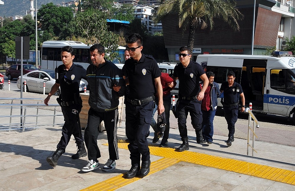 Alanya'da gözaltına alınan 8 torbacı tutuklandı!