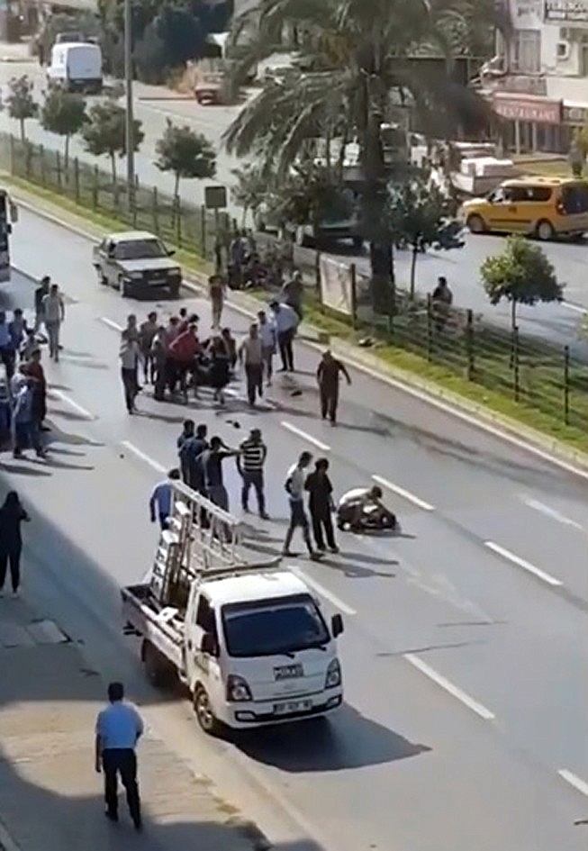Alanya'da otomobille motosiklet çarpıştı: 2 ağır yaralı!