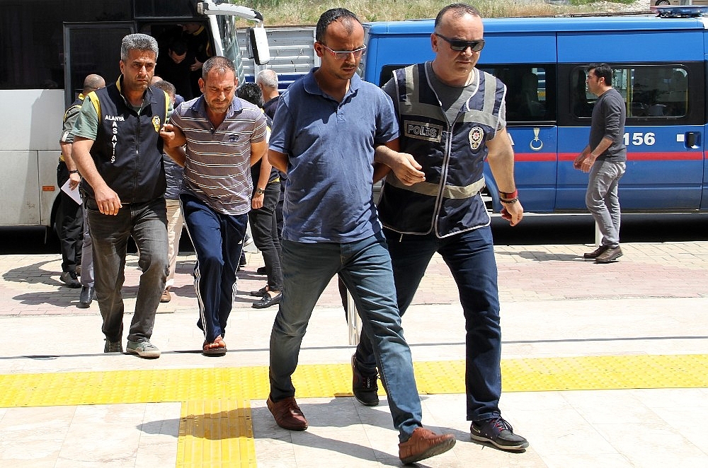 Alanya'daki fuhuş operasyonunda gözaltına alınan 14 şüpheli adliyede!