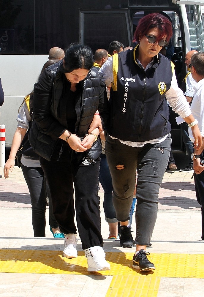 Alanya'daki fuhuş operasyonunda gözaltına alınan 14 şüpheli adliyede!