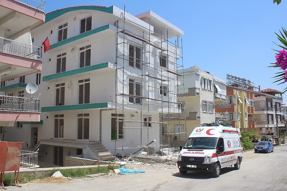 Alçı ustası iskeleden düştü!
