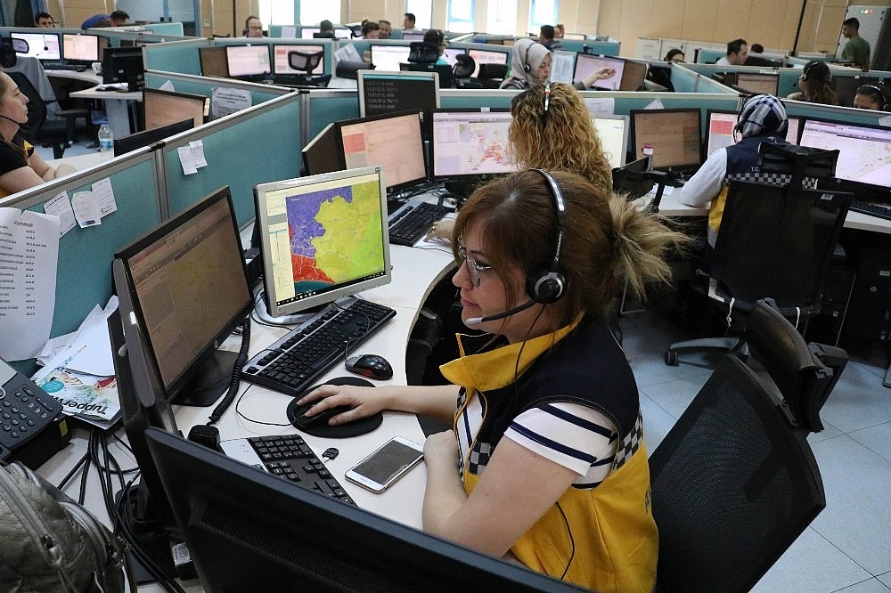 Antalya'da 112 Acil Çağrı Merkezi üç ayrı dilde insanların yardımına koşuyor