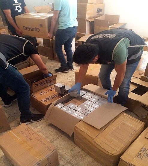 Antalya'da 12 bin 245 şişe kaçak parfüm ele geçirildi!