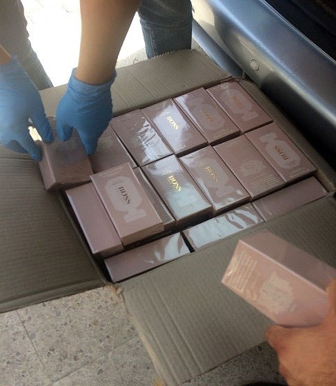 Antalya'da 12 bin 245 şişe kaçak parfüm ele geçirildi!
