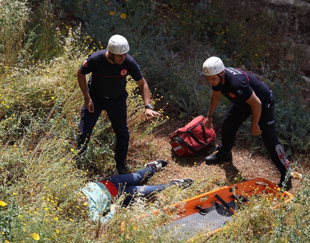 Antalya'da falezlerde imece usulü kurtarma! (Videolu)
