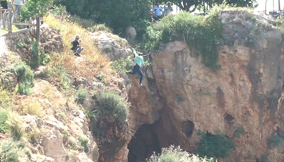 Antalya'da falezlerde imece usulü kurtarma! (Videolu)