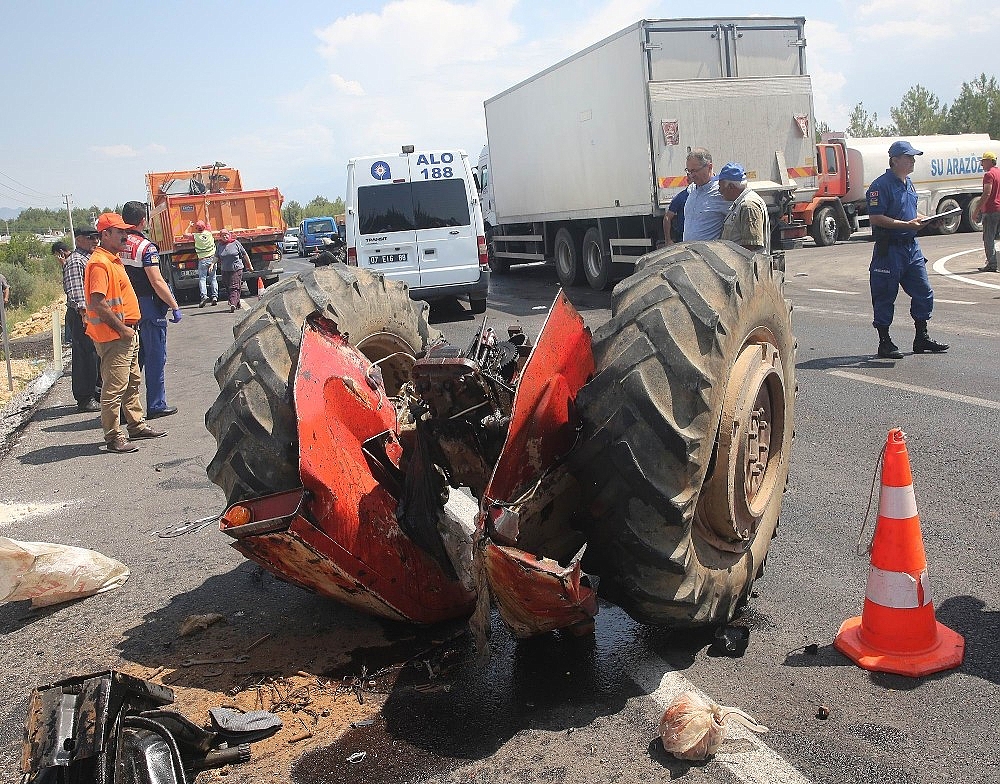 Antalya'da kamyonla çarpışan traktör ikiye bölündü: 1 ölü! (Videolu)