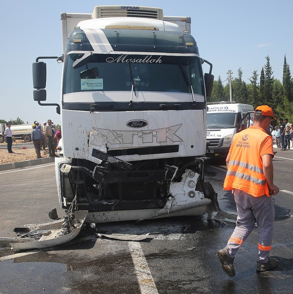 Antalya'da kamyonla çarpışan traktör ikiye bölündü: 1 ölü! (Videolu)