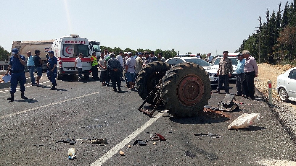 Antalya'da kamyonla çarpışan traktör ikiye bölündü: 1 ölü! (Videolu)