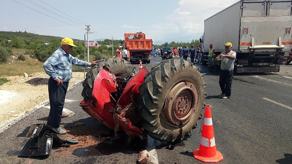 Antalya'da kamyonla çarpışan traktör ikiye bölündü: 1 ölü! (Videolu)
