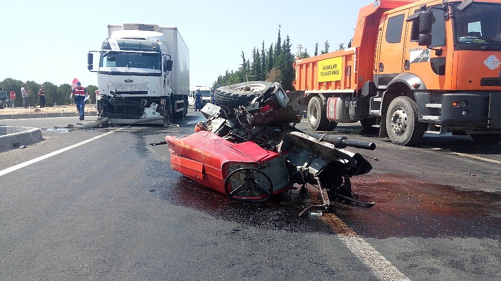 Antalya'da kamyonla çarpışan traktör ikiye bölündü: 1 ölü! (Videolu)